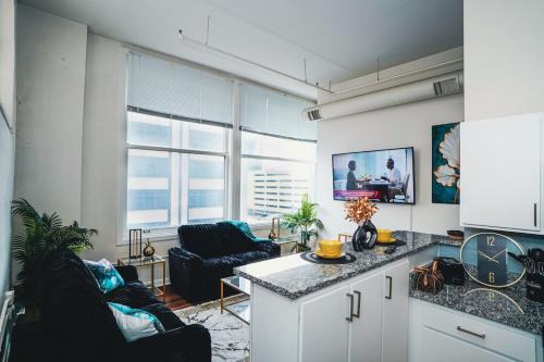 Mile Square Apartment | The Grandleaf Suite at Monument Circle