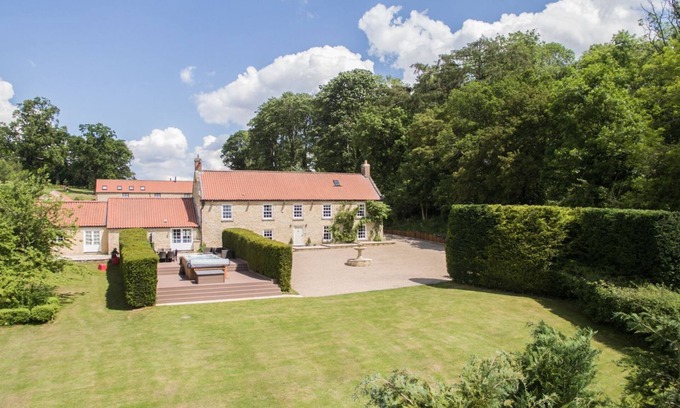 Pickering House | The Grange | sleeps 12 - All Ensuite, Swim Spa, Games Room, Dog Friendly - 5* Gold Award