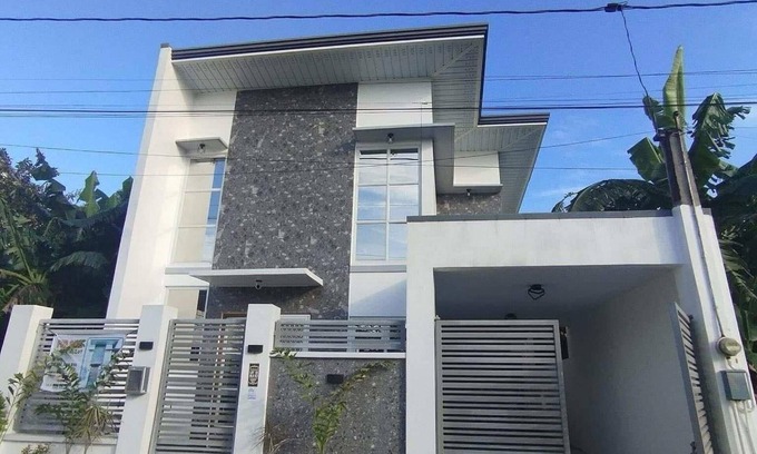 Plaridel House | The GrayHouse Inn is cozy 2 bedroom furnished house-full air conditioned place.