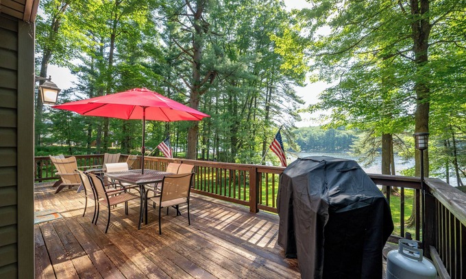 Oakland House | The Great Outdoors: Lakefront, Private Dock, Hot Tub, Pool Table!