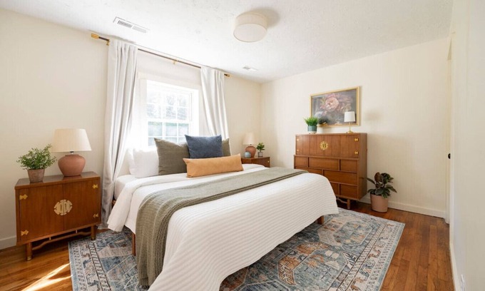Lynchburg House | The Green Bungalow | KING Bed | WiFi | *Fire Pit*