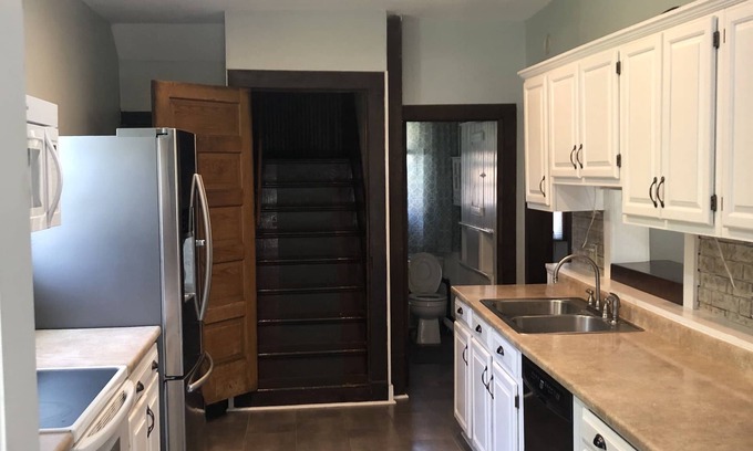 Emporia House | The Green House-Entire 3 Bedroom, located Minutes From Downtown Emporia And ESU