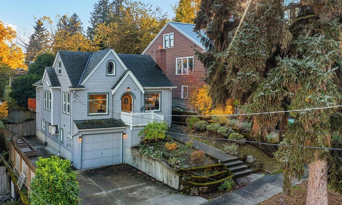 Wallingford House | The Green Lake Firefly Lodge