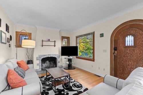 Wallingford Apartment | The Green Lake Firefly Lodge