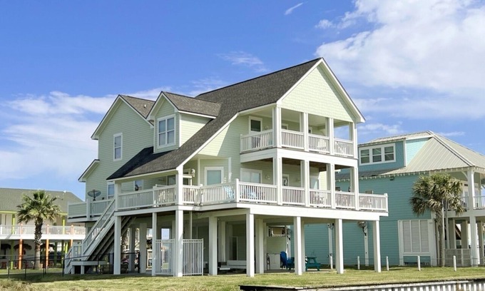 Port Bolivar House | The Green Seahorse - 2nd row beauty with ALL the extras!