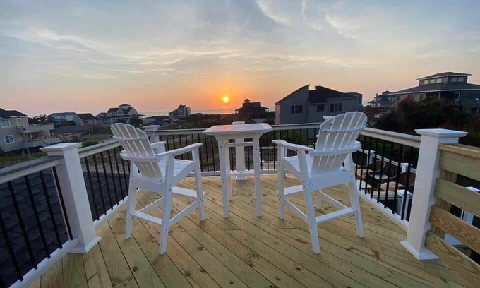 Duck House | The Grey Goose - Spectacular views ll Quiet retreat ll 1 min walk to beach