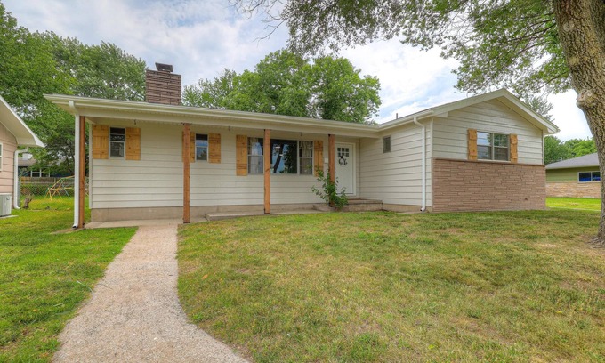 Joplin House | The Greystone- Spacious + Updated home in SE Joplin