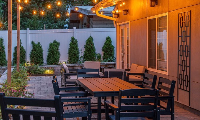 Lake Geneva House | The Greystone – Stay for 12!