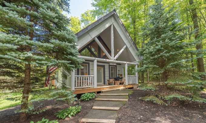 Thayerville Cabin | The Grizzly Den: Lake Area, Dogs Welcome, Hot Tub, Fireplace!