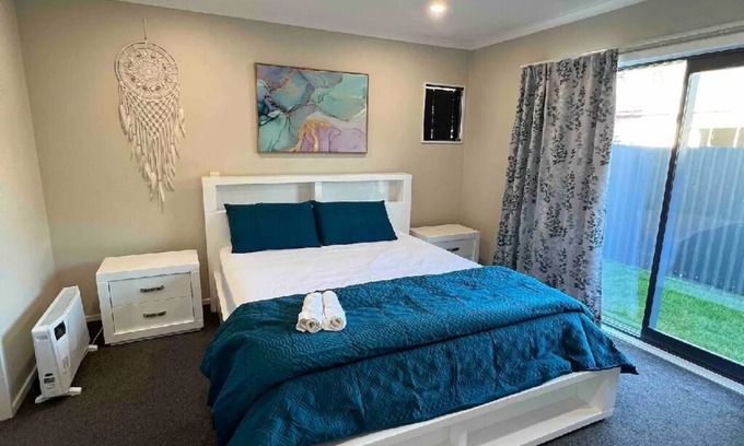 Lower Hutt House | The Grove - Charming Private Guest Suite