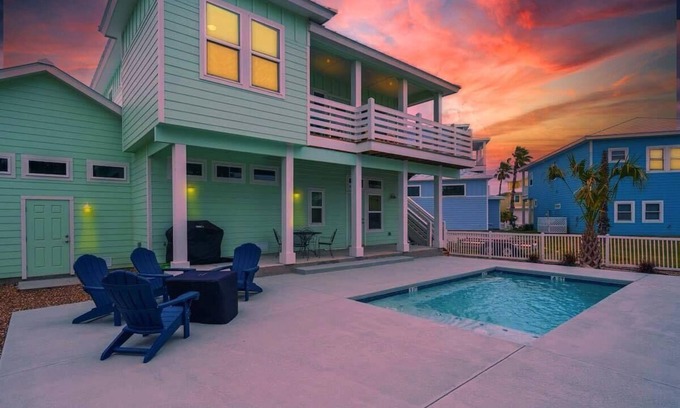 Port Aransas House | The Gruene Escape- Private Pool|4 BDR Luxury Home!