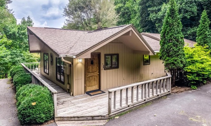 Waynesville House | The Guest House at Big Bear Estates