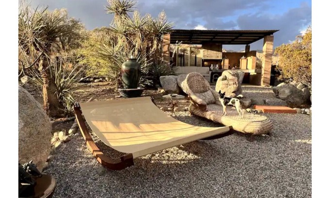 Morongo Valley House | The Guest House @ Kaleidoscope Desert 5-Acre Animal & Art Sanctuary