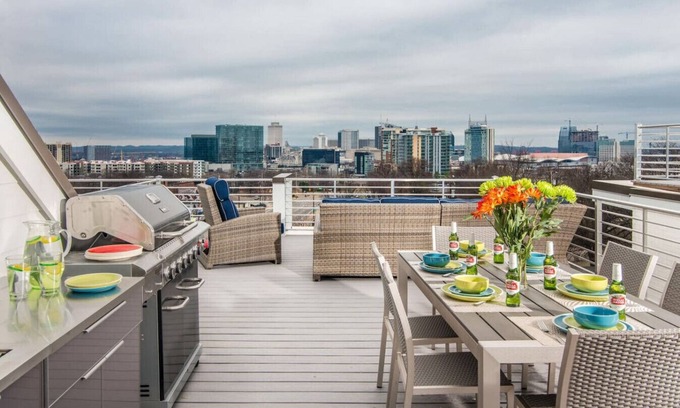 Edgehill House | The Gulch GEM BBQ w/Rooftop VIEWS, Sleeps 12