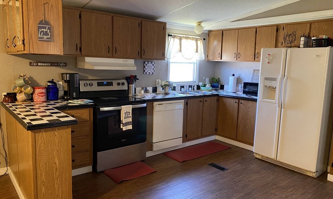 Kingston House | The Hacienda~ A Simple Home~5 minutes from Lake Texoma!