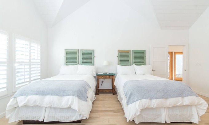 Uvalde House | The Hacienda Room (4)
