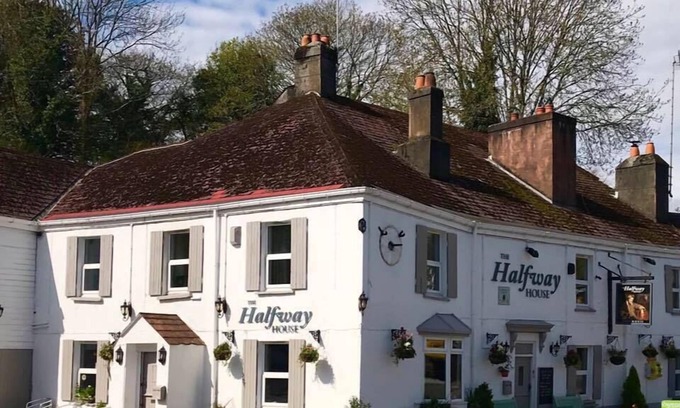 Polbathic Bed & Breakfast | The Halfway House Pub and Kitchen