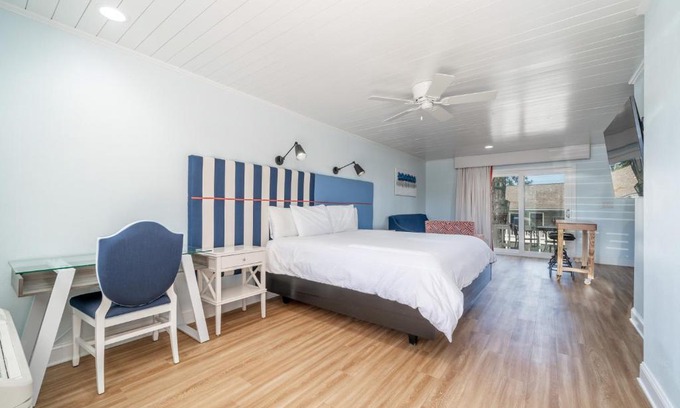 Rockwell Apartment | The Hamilton - Lakefront & Studio Suites, Hot Springs