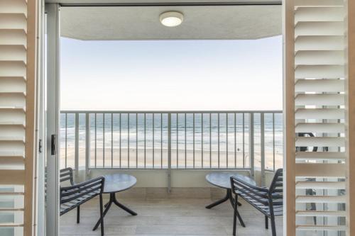 Surfers Paradise Apartment | The Hamptons - Renovated Luxury Beachfront 2 Bedroom unit with Parking & Pool