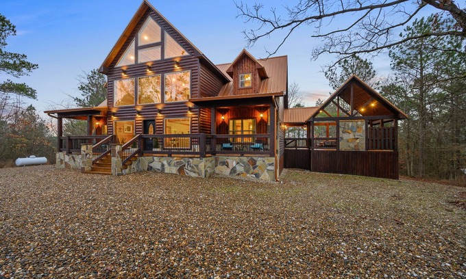 Broken Bow Cabin | The Happy Cabin: 4 bedroom, 4.5 baths, sleeps 12