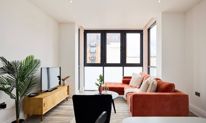 Harlesden Apartment | The Harlesden Breakout - Glamorous 2 BDR Flat