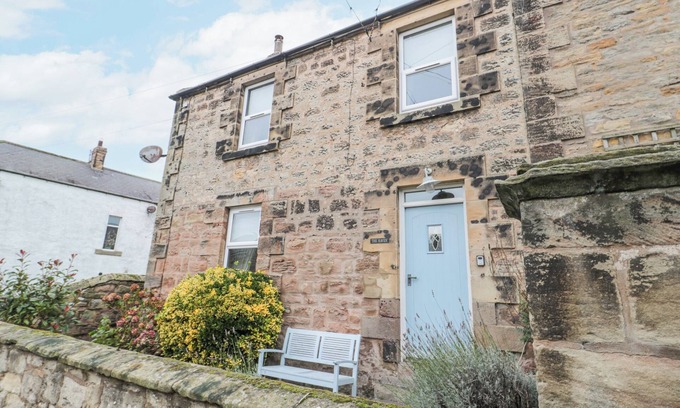 North Sunderland Cottage | THE HAVEN, pet friendly, with open fire in Seahouses