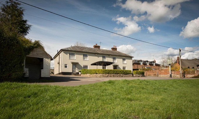 Amport Hotel | The Hawk Inn
