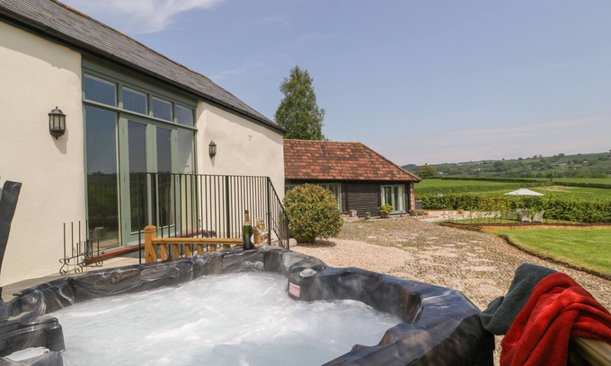 Honiton Cottage | THE HAYLOFT, romantic, with hot tub in Honiton