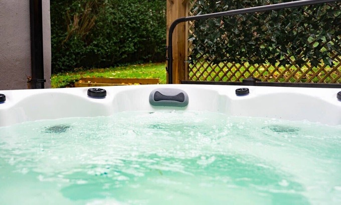 Headingley Apartment | The Headingley House Leeds - Hot Tub - Sleeps Up to 12