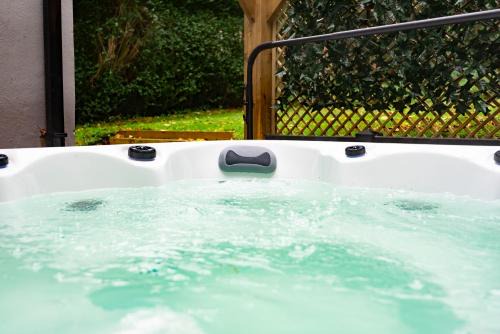 Headingley Apartment | The Headingley House Leeds - Hot Tub - Sleeps Up To 12 - EV Charging