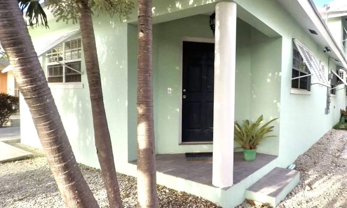 Nassau Apartment | The Heartbeat of Nassau - "The Hams"