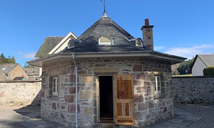 Scaniport Cottage | THE HEN HOUSE, pet friendly, luxury holiday cottage in Kiltarlity
