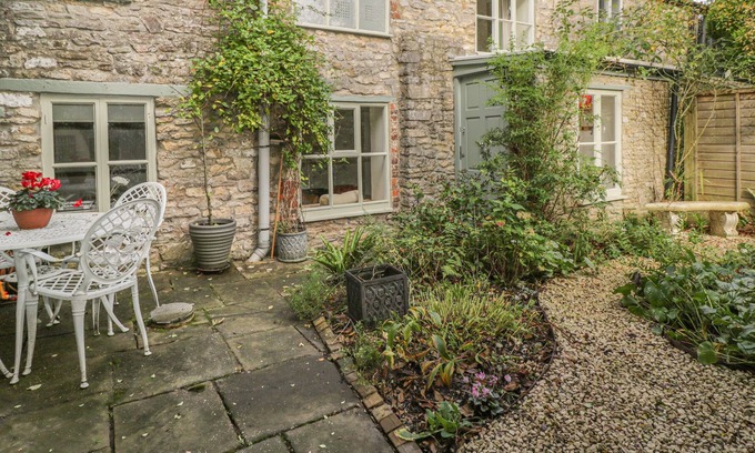 Nunney Cottage | THE HERMITAGE, family friendly, character holiday cottage in Nunney