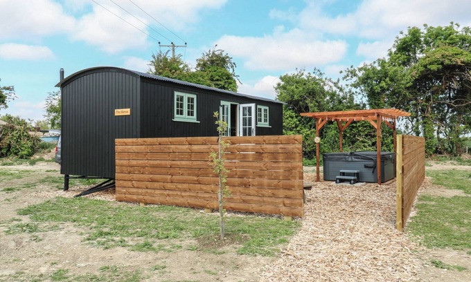 Cambridge Cottage | THE HERON, pet friendly, with hot tub in Bottisham