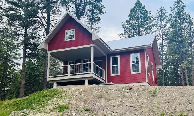 Lakeside Cabin | The Hi-Line at Elk Ridge Village cabin 401A with views of Flathead Lake & 🏔️