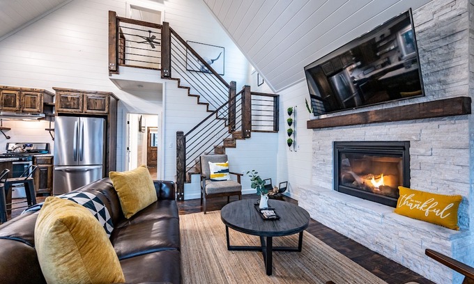Broken Bow Cabin | *The Hiatus* New Modern Farmhouse Cabin in Broken Bow—Hot Tub, Fire Pit & More
