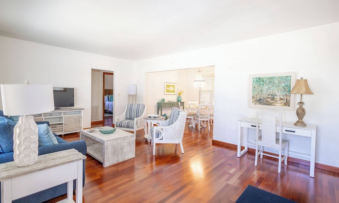 Stuart House | The Hibiscus Haven~ centrally located near hospital/downtown Stuart