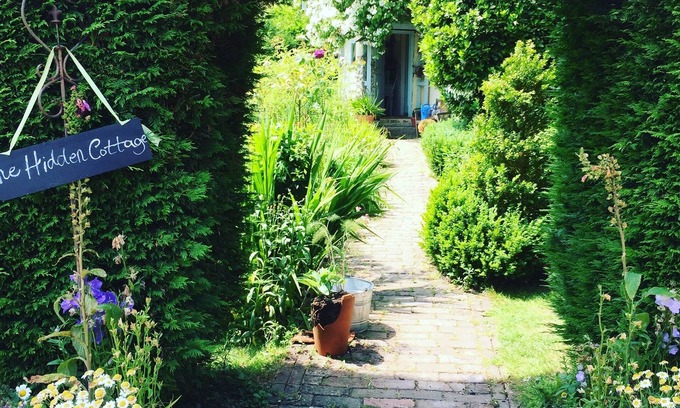 Mayfield House | The ‘Hidden Cottage’, a quiet country retreat, overlooking field s and gardens.