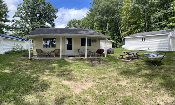 Le Roy Cottage | The Hidden Gem - a tranquil relaxing Lake cottage!