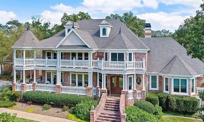 Maysville House | The Hidden Grove Pool Estate
