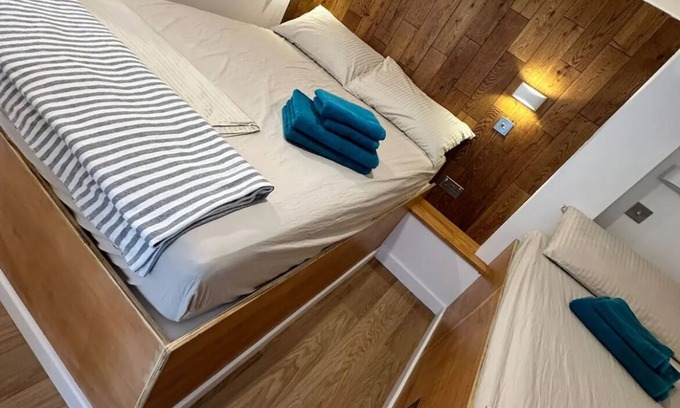 Ravensbury House | The Hideaway. Cosy guest house. EV charger/private entrance/self check in