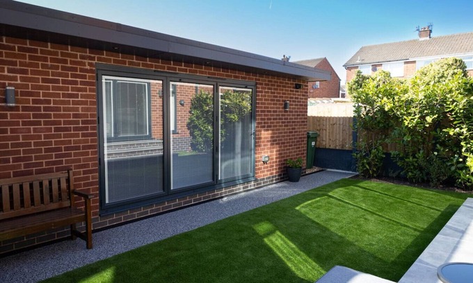 Ashton-under-Lyne House | The Hideaway -Ideal Summer house