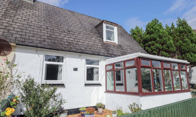 Dornie House | THE HIGHLANDER, family friendly, country holiday cottage in Dornie