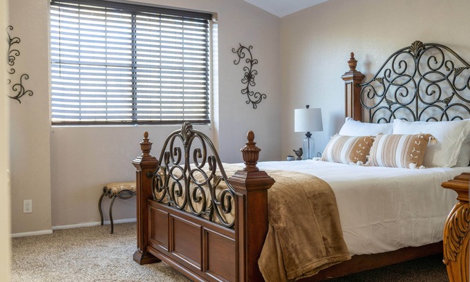 Lancaster House | The Highlight of West Lancaster - 1-3 miles from the Fwy, Parks, and Restaurants