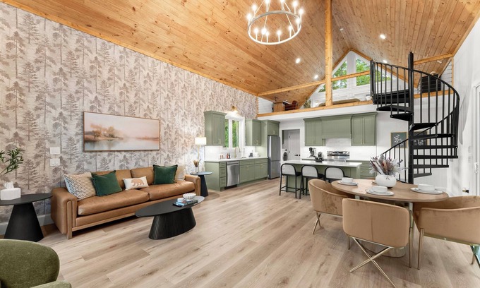 Cleveland Cabin | The Hightower Cabin - Luxury Mountain Cabin - Pickleball - Hot Tub - King Beds