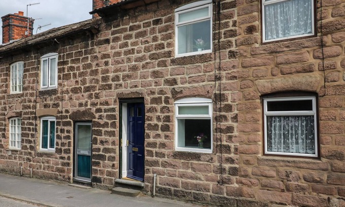 Cromford Cottage | THE HILL, character holiday cottage, with a garden in Cromford