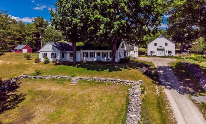 Waterford House | The Hive Newly Renovated Chic Farmhouse and Barn