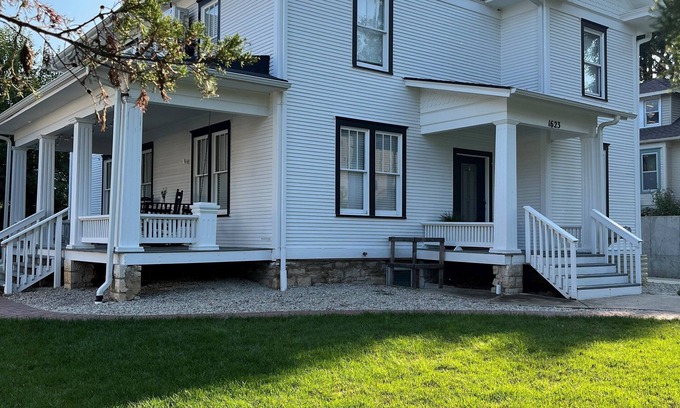 Manhattan House | The Holders House- Blocks from Campus and Downtown