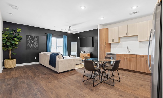 Eighth Avenue Apartment | The Hollywood Suite The Gulch