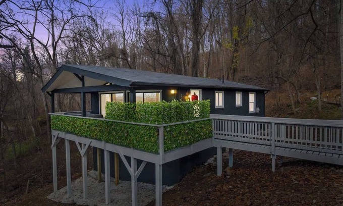 Front Royal Cabin | The Honeymoon Cabin | Private Retreat w/hot tub